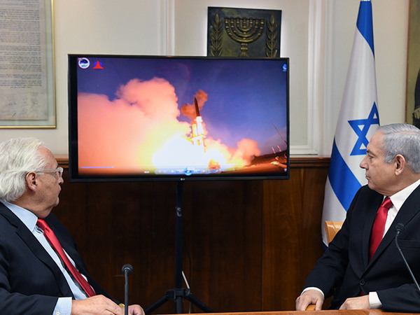 Netanyahu und Friedman schauen sich den Test in Jerusalem an